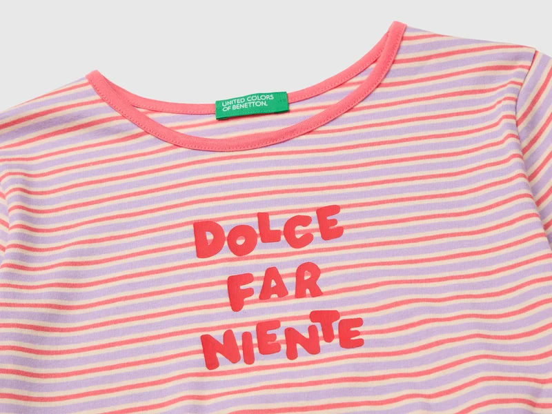 Gestreiftes T-Shirt mit Aufschrift