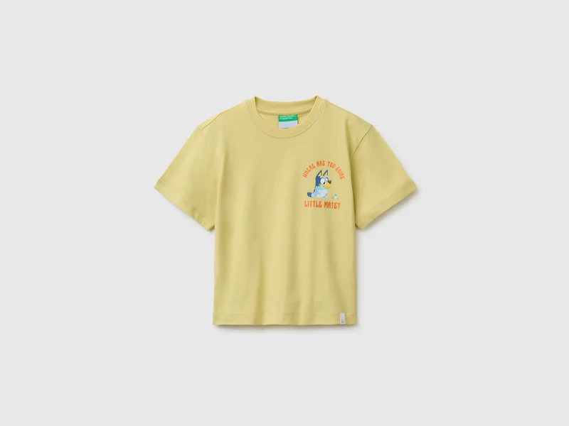 Gelbes blaues T-Shirt