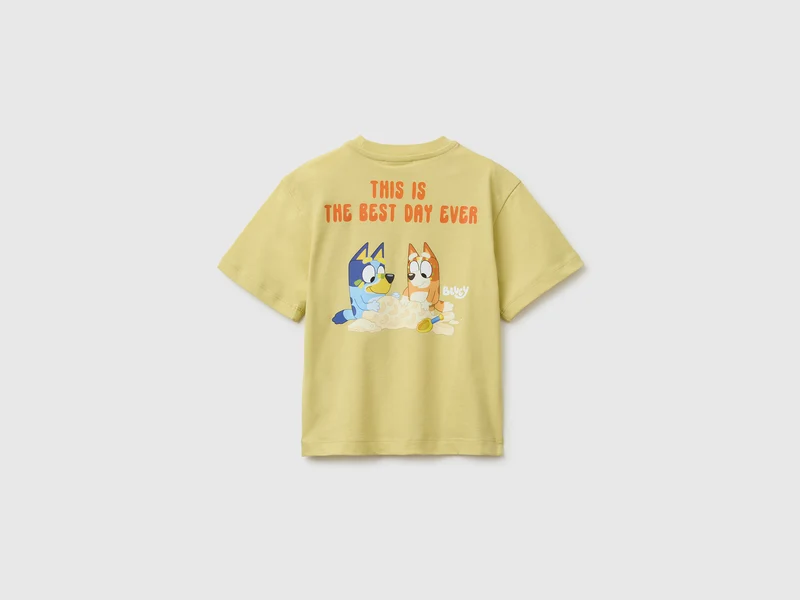 Gelbes blaues T-Shirt