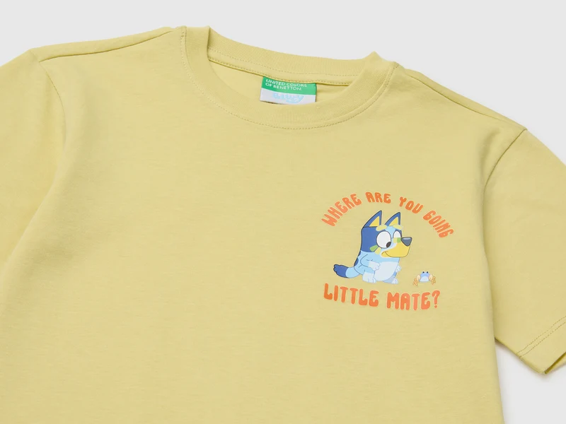 Gelbes blaues T-Shirt