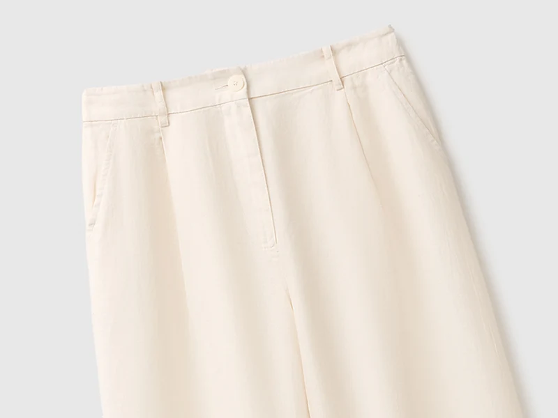 Hochgeschnittene Hose aus reinem Leinen