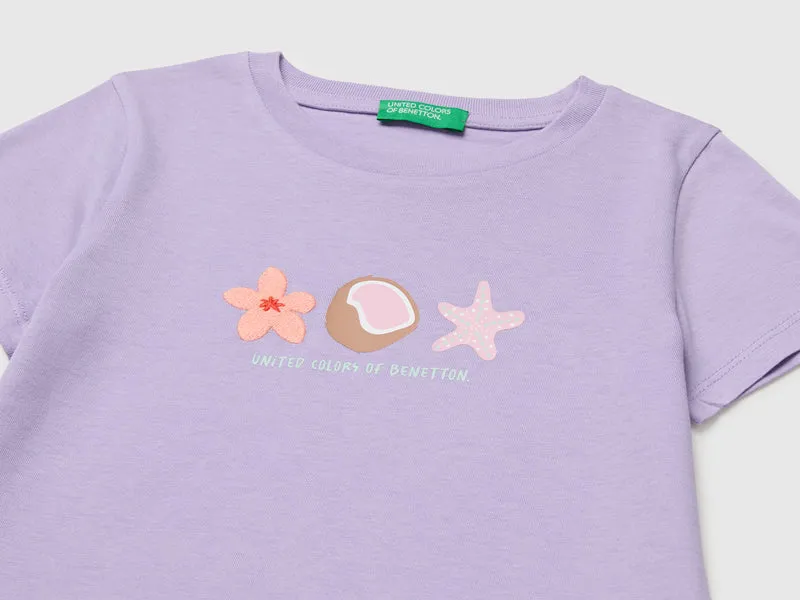 T-Shirt mit Aufdruck und Stickerei