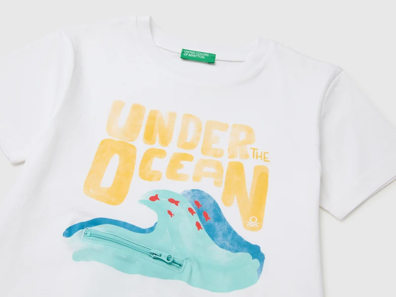 Bedrucktes T-Shirt mit Reißverschluss