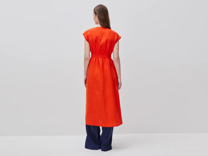 Ausgestelltes Kleid aus reinem Leinen