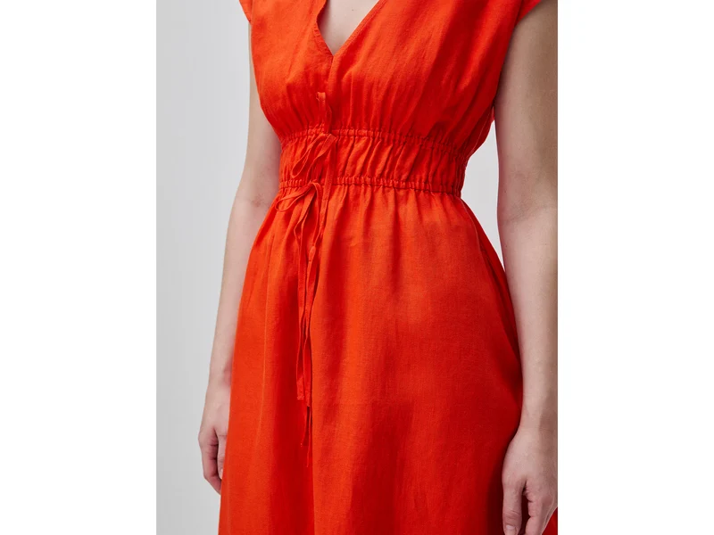 Ausgestelltes Kleid aus reinem Leinen
