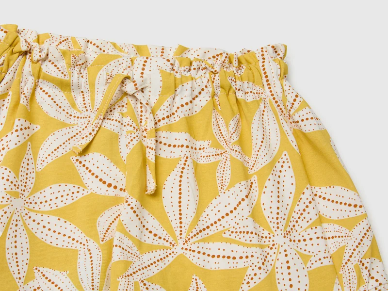 Shorts mit Bedruckung und Rüschen