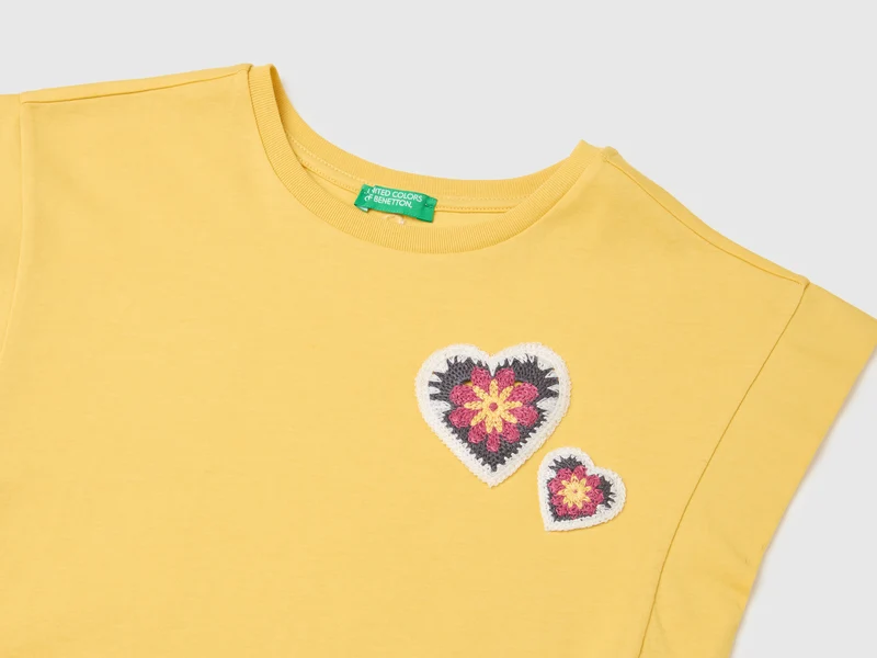 Ärmelloses T-Shirt mit Stickerei