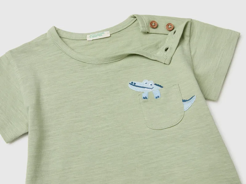 T-Shirt mit Tasche und kleinem Tier