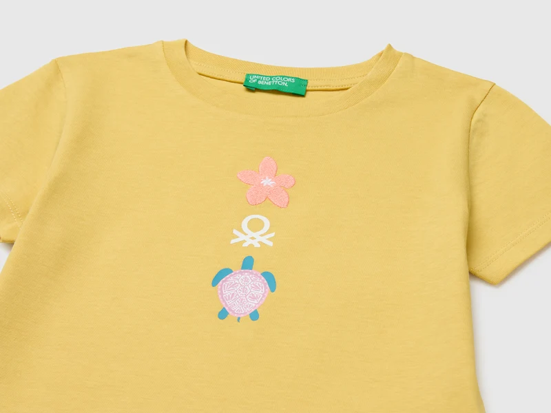 T-Shirt mit Aufdruck und Stickerei