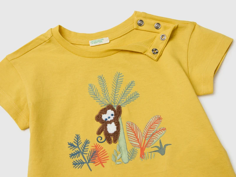 T-Shirt mit Aufdruck und Stickerei