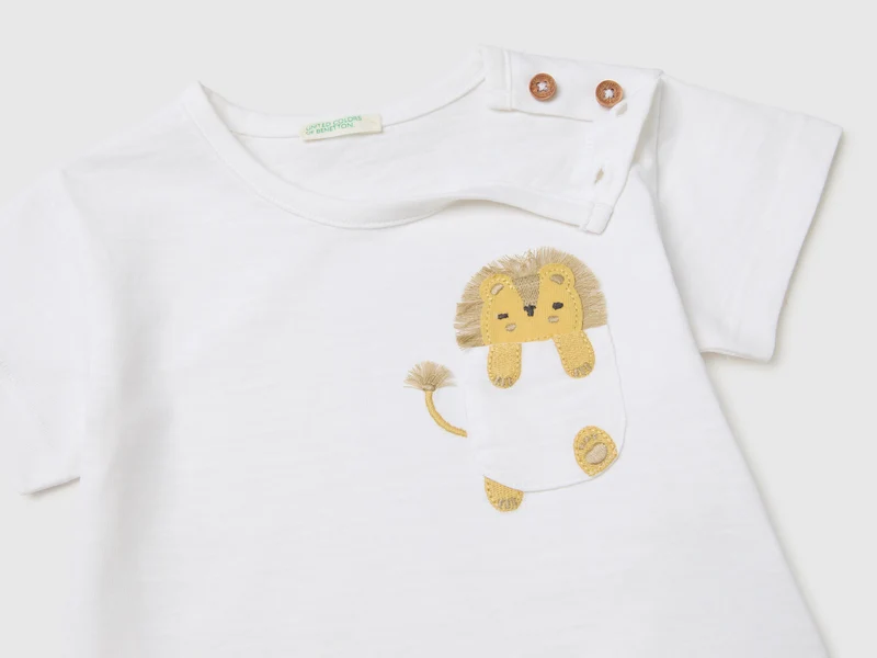 T-Shirt mit Tasche und kleinem Tier