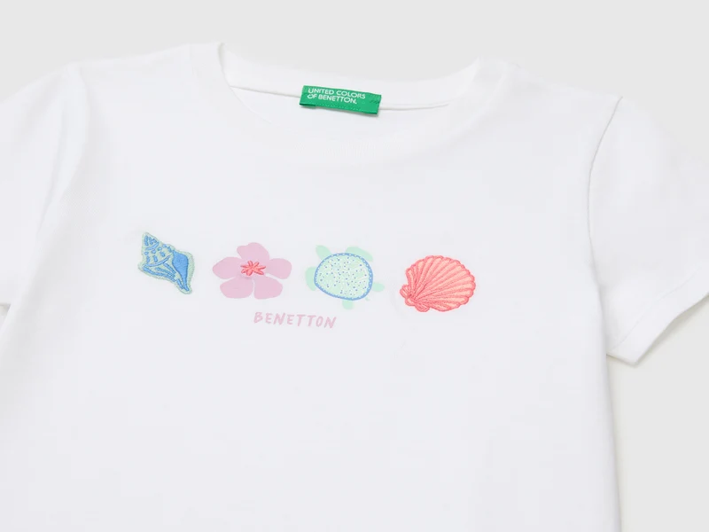 T-Shirt mit Aufdruck und Stickerei