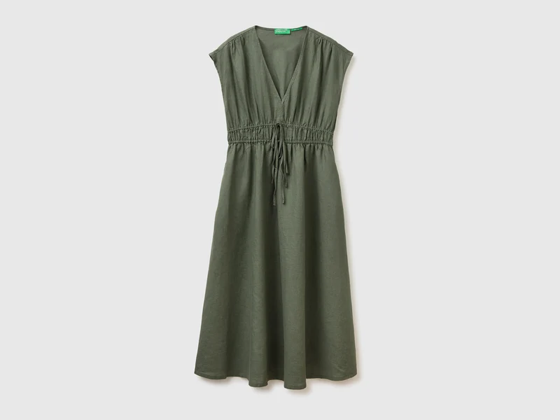 Ausgestelltes Kleid aus reinem Leinen