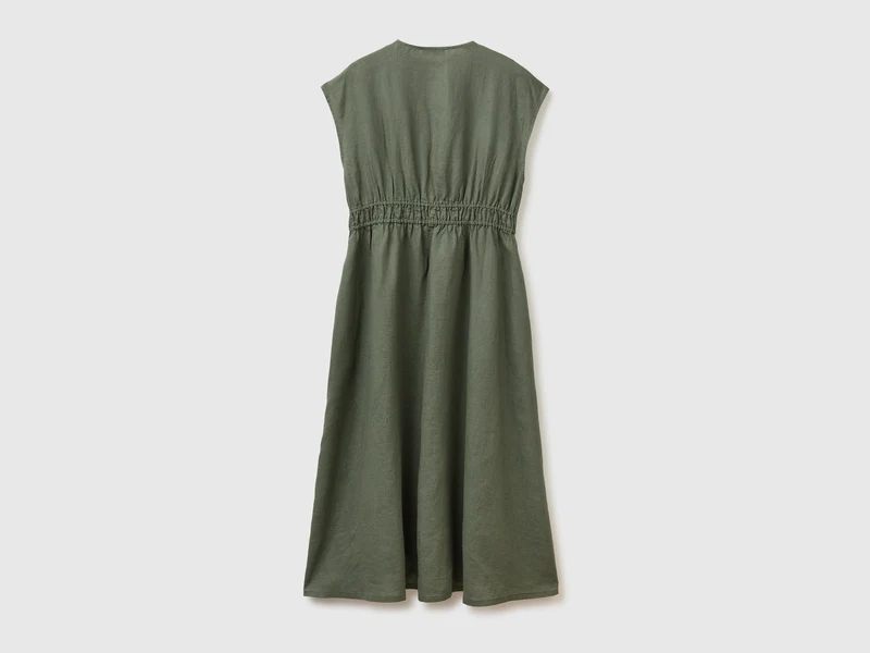 Ausgestelltes Kleid aus reinem Leinen