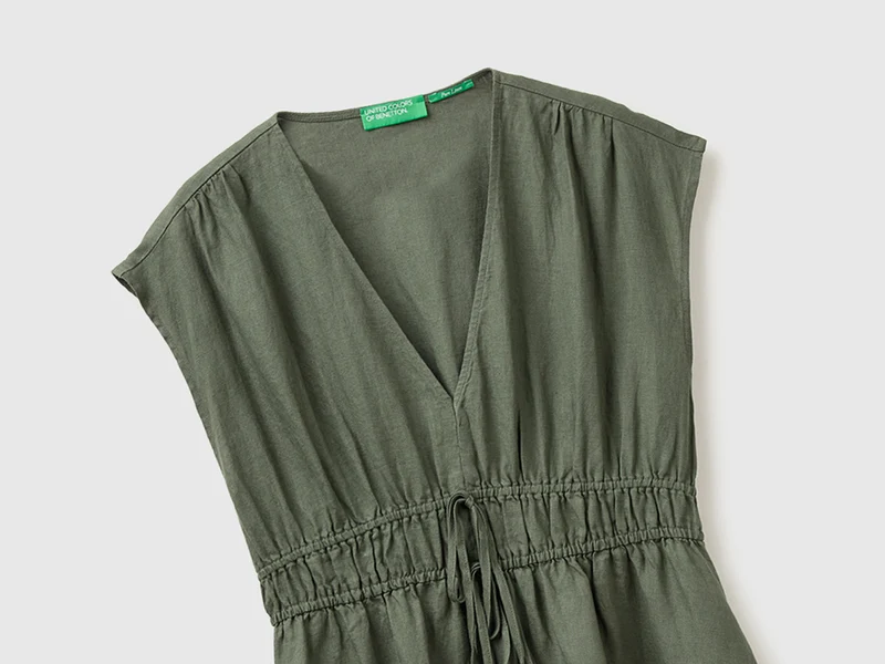 Ausgestelltes Kleid aus reinem Leinen
