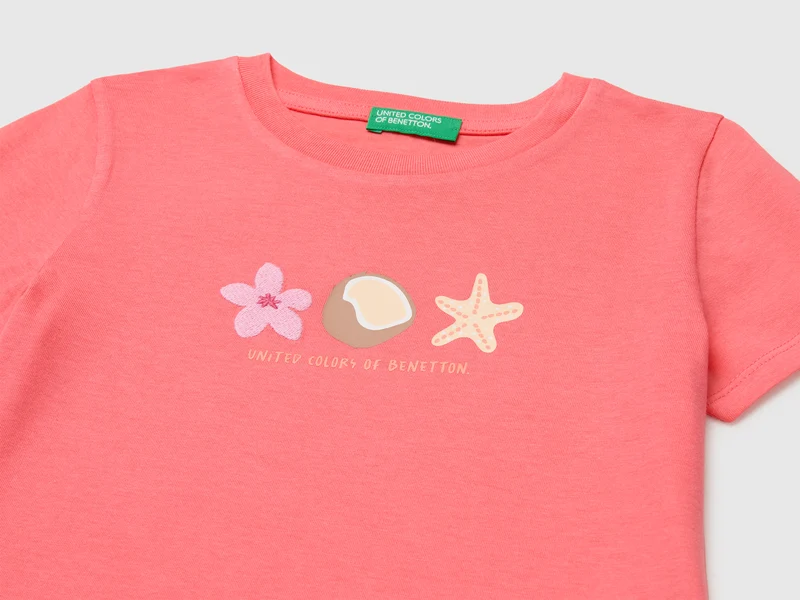 T-Shirt mit Aufdruck und Stickerei