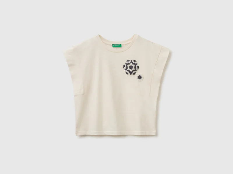 Ärmelloses T-Shirt mit Stickerei