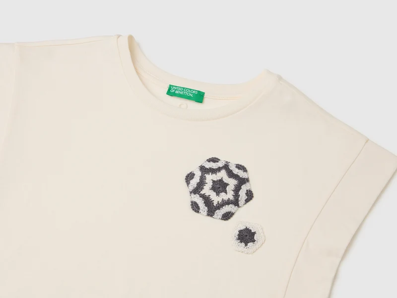 Ärmelloses T-Shirt mit Stickerei