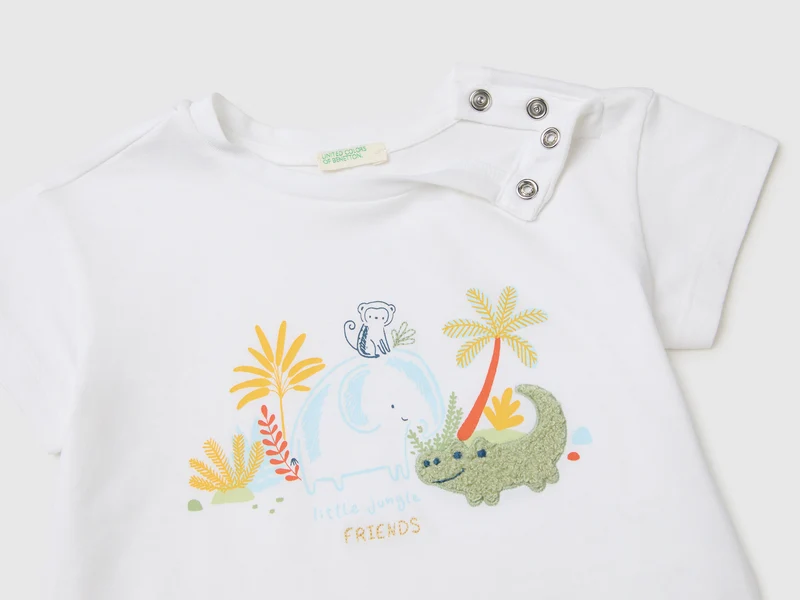 T-Shirt mit Aufdruck und Stickerei