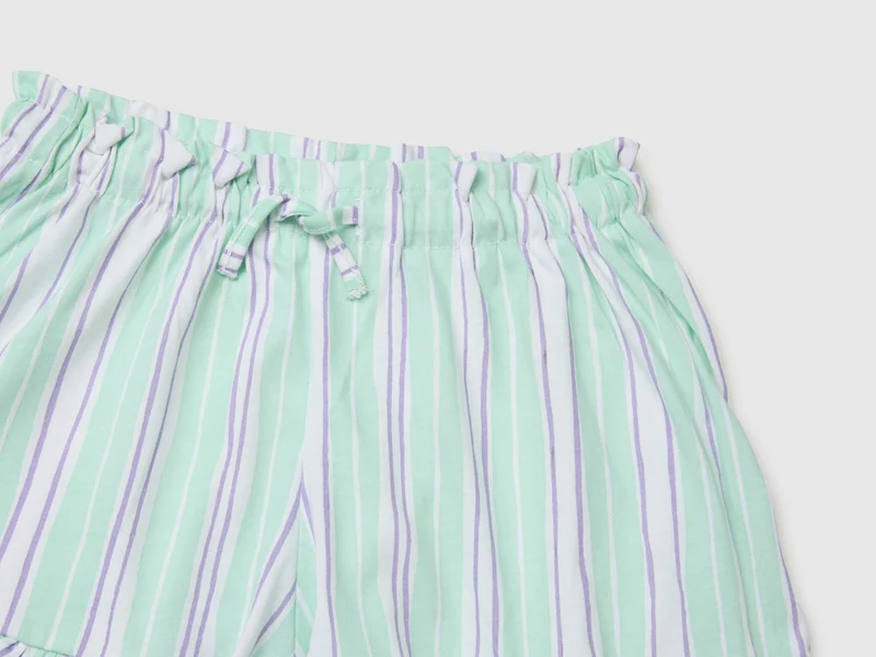 Shorts mit Bedruckung und Rüschen