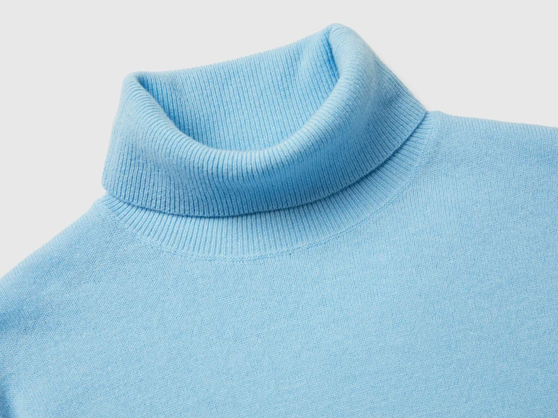 Hellblauer Rollkragenpullover aus reiner Merinowolle