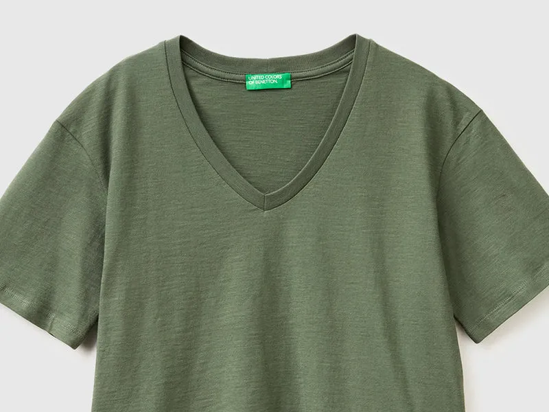 Leichtes Baumwoll-T-Shirt mit V-Ausschnitt