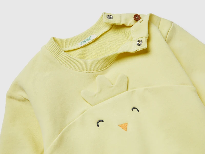 Sweatshirt mit Stickerei und Aufnäher