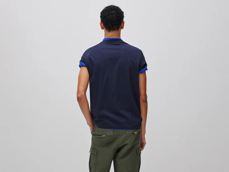Dunkelblaues T-Shirt