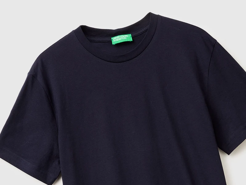 Dunkelblaues T-Shirt