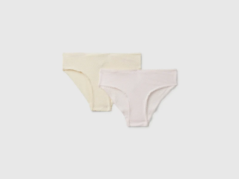Zwei Slips aus einer elastischen Baumwollmischung