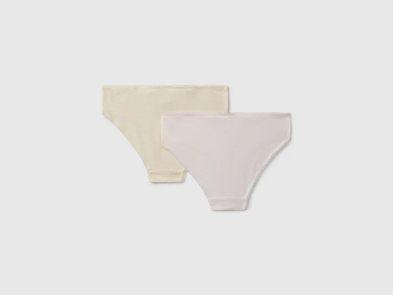 Zwei Slips aus einer elastischen Baumwollmischung