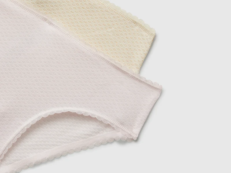 Zwei Slips aus einer elastischen Baumwollmischung