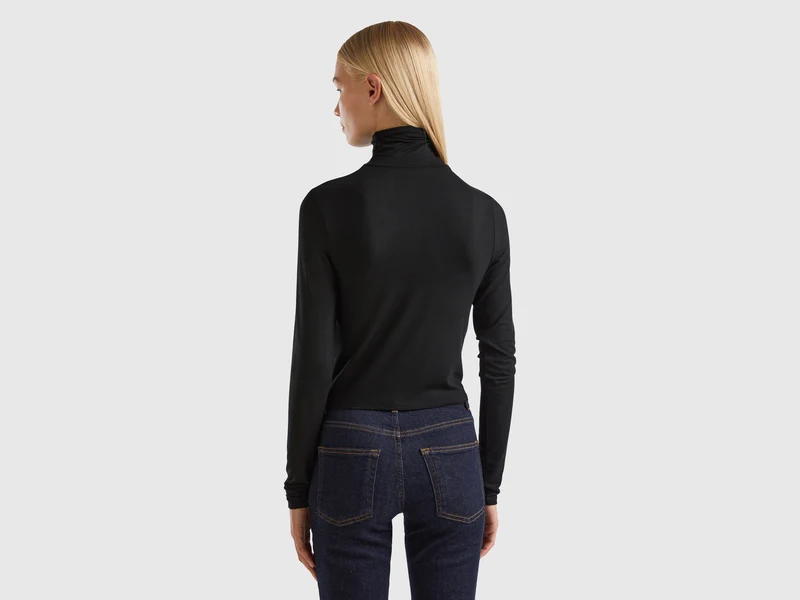 T-Shirt mit hohem Kragen