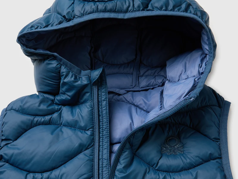 Wattierte, ärmellose Jacke mit Kapuze