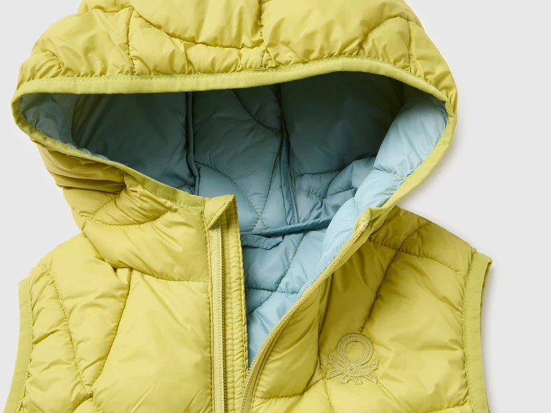 Wattierte, ärmellose Jacke mit Kapuze