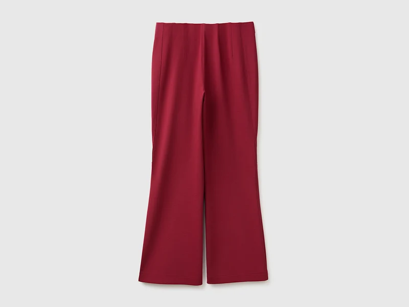 Elegante Trompetenhose aus einem Stretch-Viskose-Mischgewebe