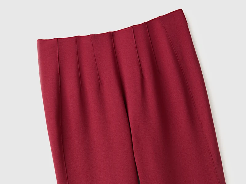 Elegante Trompetenhose aus einem Stretch-Viskose-Mischgewebe