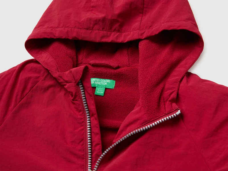 Nylonjacke mit Kapuze