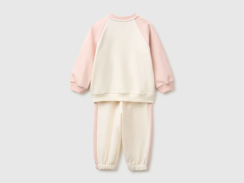 Outfit mit farblich abgesetztem Sweatshirt