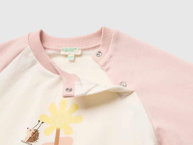 Outfit mit farblich abgesetztem Sweatshirt