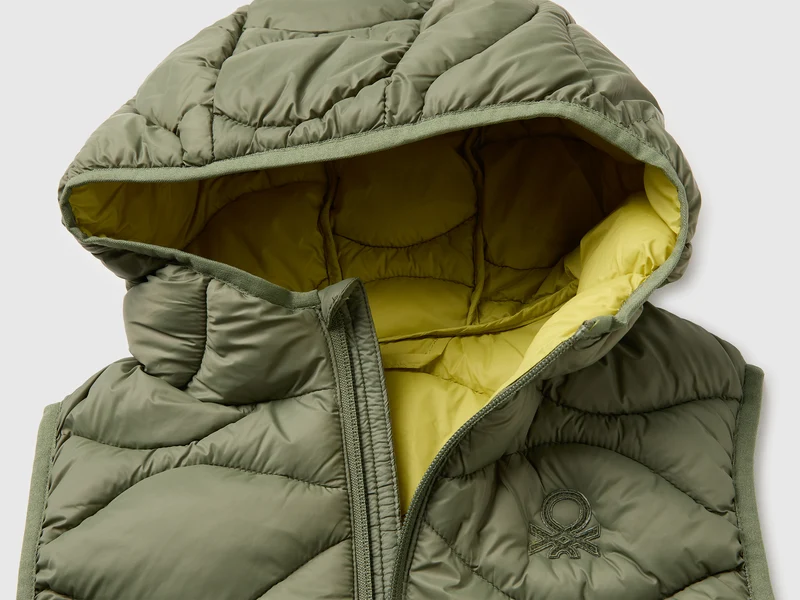 Wattierte, ärmellose Jacke mit Kapuze