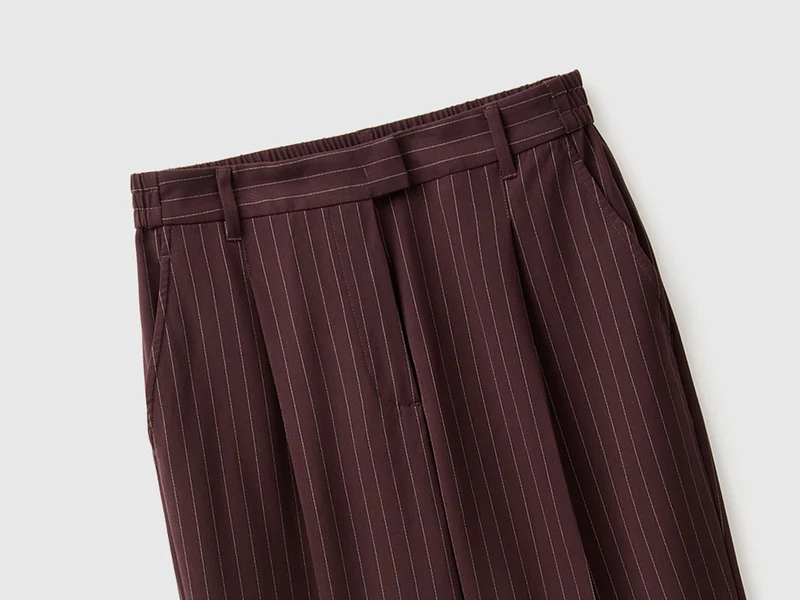 Karottenfarbene, nadelgestreifte Hose