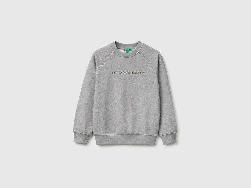 Geschlossenes Sweatshirt aus 100 % Baumwolle