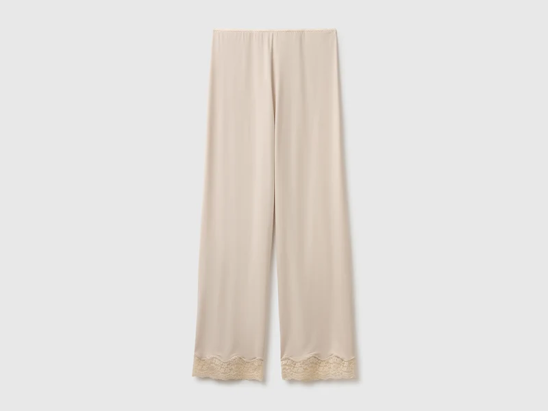 Fließende Hose mit Spitze