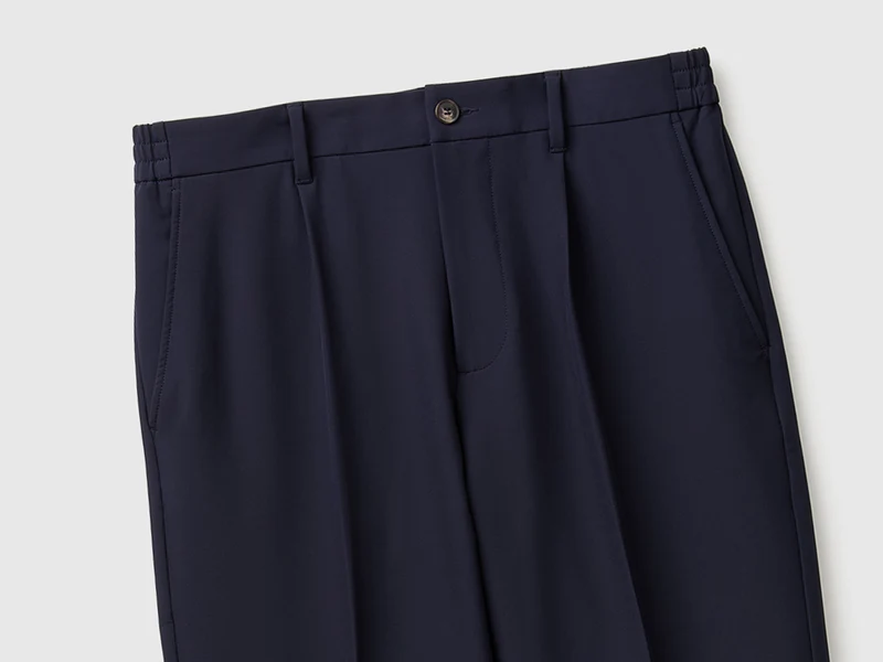 Hose mit Falten und Bügelfalten