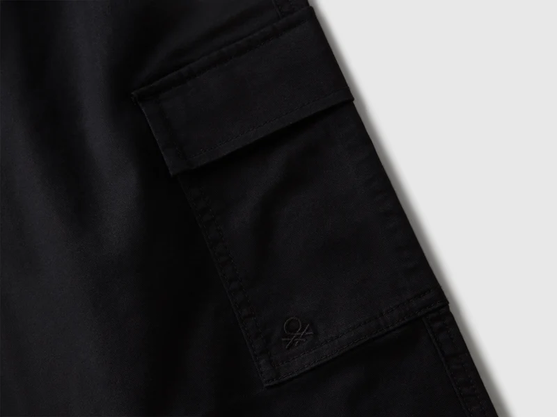 Fallschirmhose aus Stretch-Baumwolle