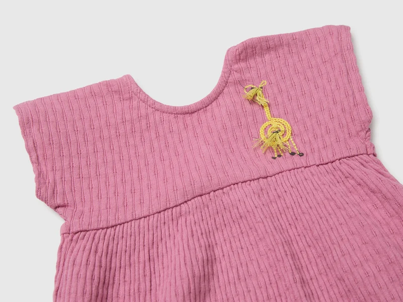 Kleid aus reiner Baumwolle mit Stickerei