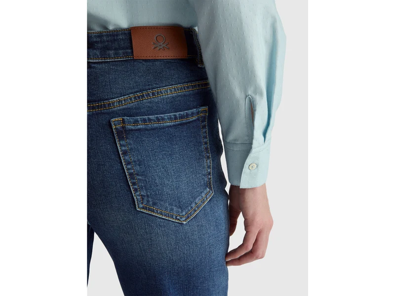 Schlagjeans aus recycelter Baumwolle