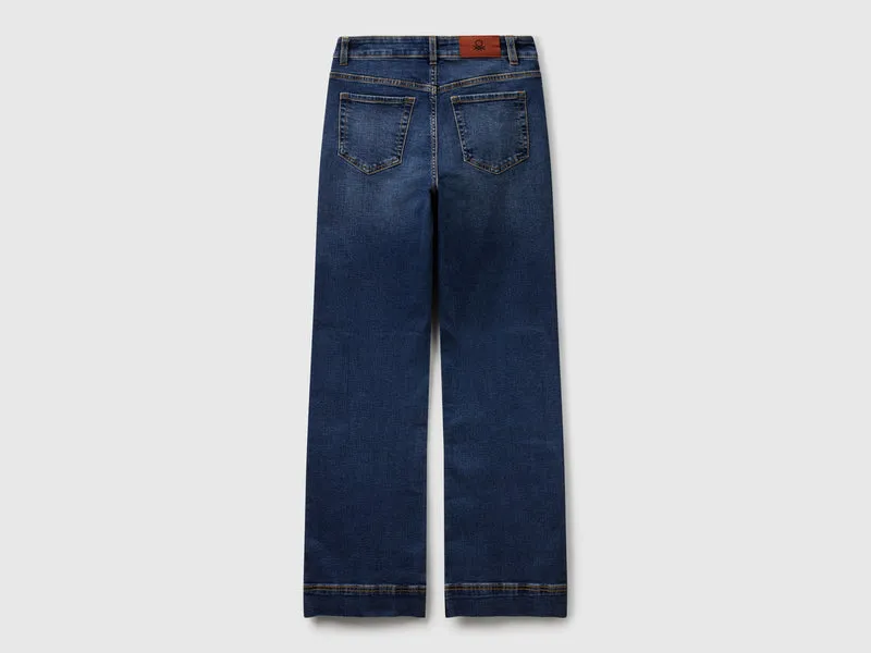 Schlagjeans aus recycelter Baumwolle