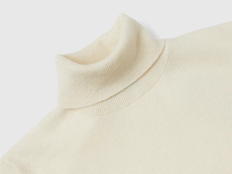 Cremefarbener Rollkragenpullover aus reiner Merinowolle